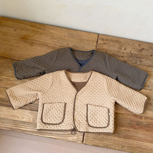 In autumn and winter, children wear cotton-padded clothes and baby coats on both sides