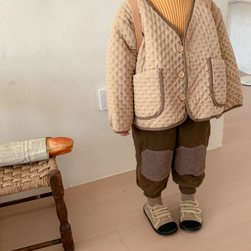 In autumn and winter, children wear cotton-padded clothes and baby coats on both sides