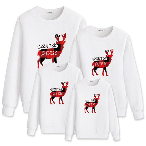 A family of three celebrate the festival, the family dress Christmas sweater round neck without velvet jacket